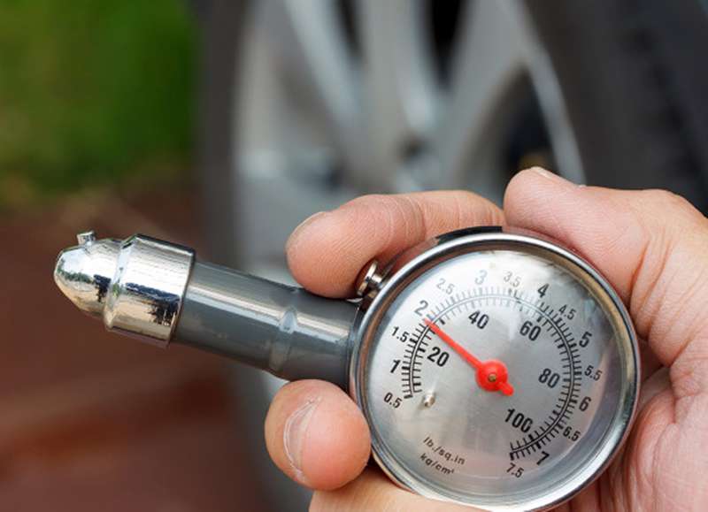 การเช็คความดันและเติมลมยาง
